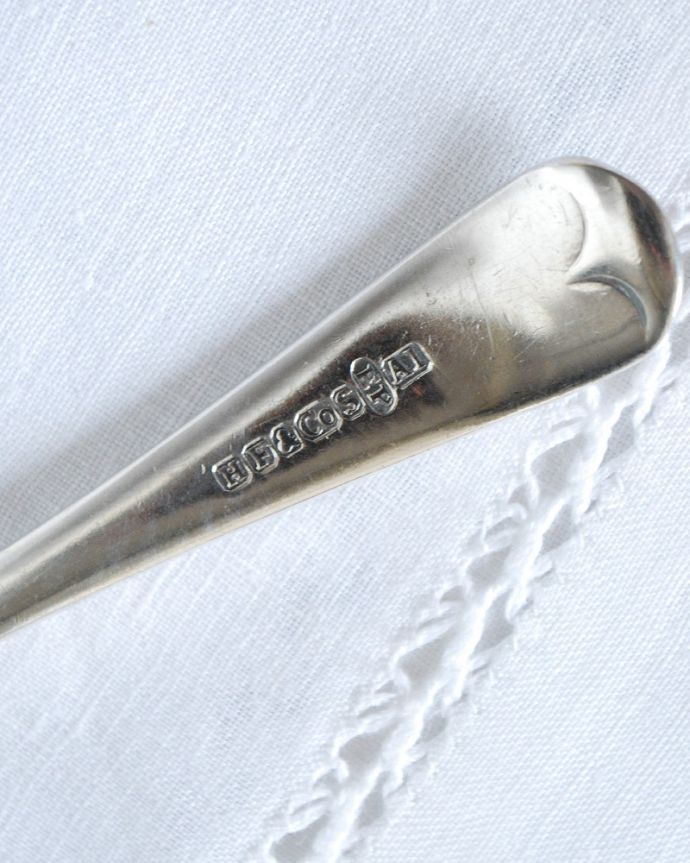 アンティーク シルバー製　アンティーク雑貨　イギリスのアンティークカトラリー、シルバープレートのスプーン＆フルーツナイフセット 。裏側には品質の証刻印が入っています。(k-3450-z)