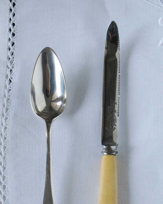 アンティーク シルバー製　アンティーク雑貨　イギリスのアンティークカトラリー、シルバープレートのスプーン＆フルーツナイフセット 。実際に使える美しいシルバーのカトラリー装飾の美しさがアンティークシルバーの最大の魅力。(k-3450-z)