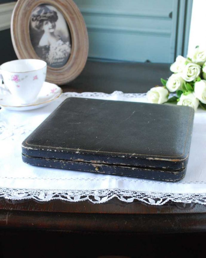 アンティーク シルバー製　アンティーク雑貨　イギリスのアンティークカトラリー、シルバープレートのスプーン＆フルーツナイフセット 。ケースを閉じたらこんな感じ人気のケース付き。(k-3450-z)