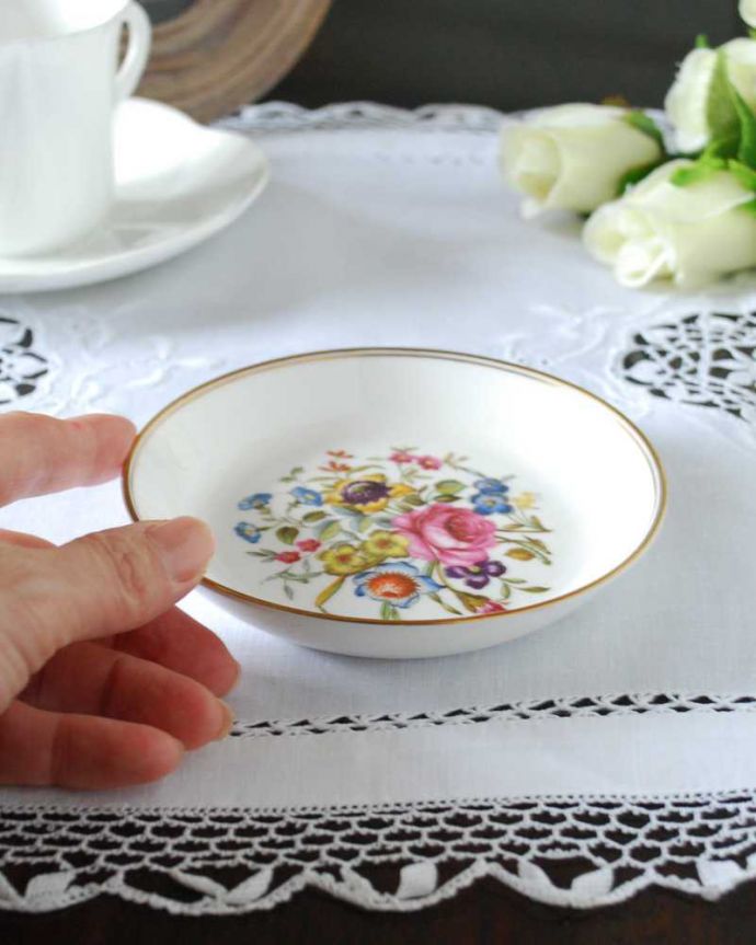 アンティーク 陶磁器の雑貨 アンティーク雑貨 英国で見つけたロイヤルウースター、色とりどりのお花模様が可愛いアンティークプレート。飾って使って楽しむアンティーク実用的に一番使いやすいサイズ。(k-3456-z)