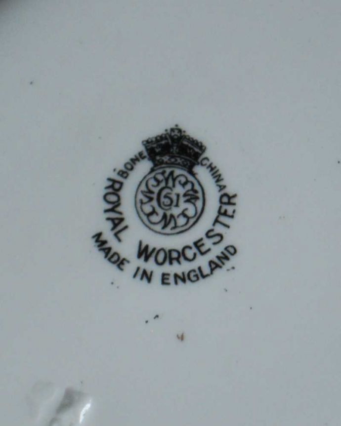 アンティーク 陶磁器の雑貨 アンティーク雑貨 英国で見つけたロイヤルウースター、色とりどりのお花模様が可愛いアンティークプレート。裏側には品質の証製造メーカー保証の意味がこもった窯印、ポーセリンマークがあります。(k-3456-z)