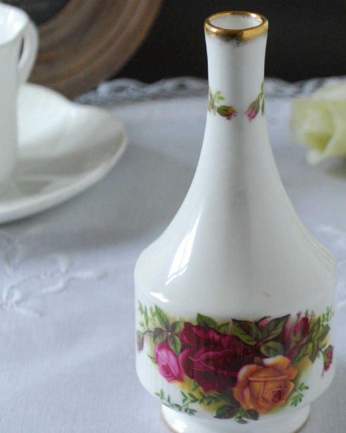 アンティーク 陶磁器の雑貨 アンティーク雑貨 英国のロイヤルアルバート社のアンティーク1輪挿し(オールドカントリーローズ) 。普段の生活に華を添えてくれるアンティークガーデニングの国、イギリスらしい花器。(k-3459-z)