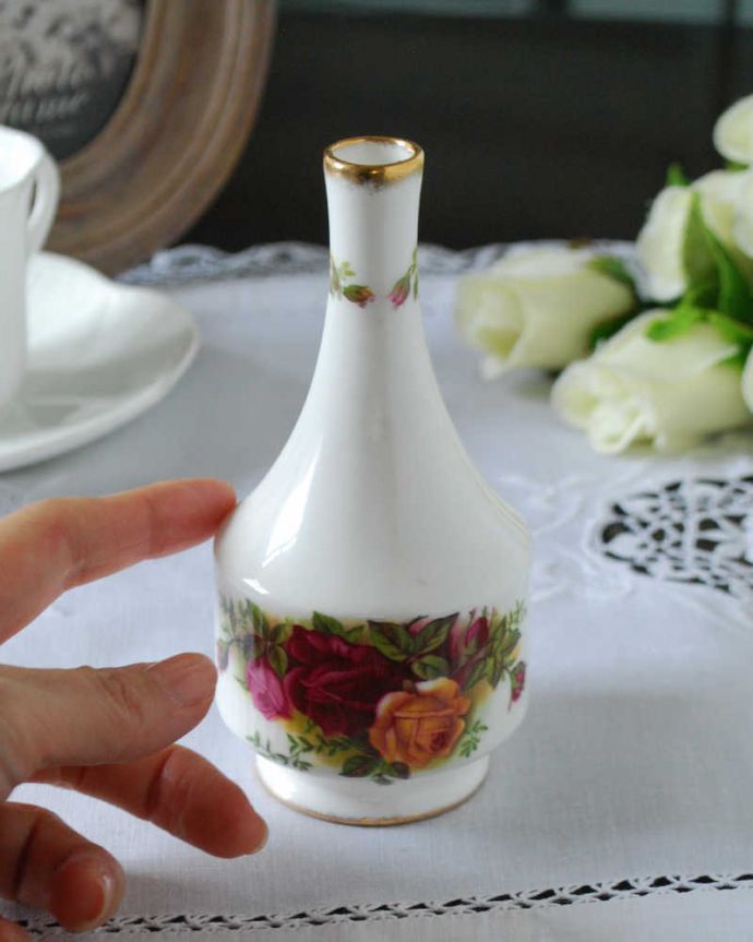 アンティーク 陶磁器の雑貨 アンティーク雑貨 英国のロイヤルアルバート社のアンティーク1輪挿し(オールドカントリーローズ) 。置くだけでも絵になる美しさ何も入れなくても、陶磁器なので中が見えずに絵になるアイテムなんです。(k-3459-z)