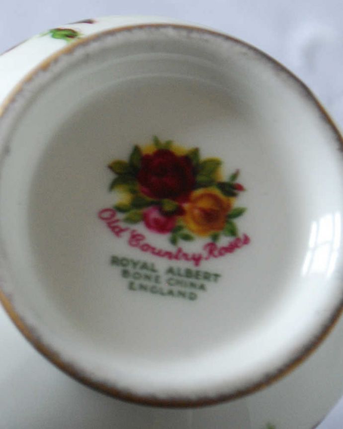 アンティーク 陶磁器の雑貨 アンティーク雑貨 英国のロイヤルアルバート社のアンティーク1輪挿し(オールドカントリーローズ) 。裏側にポーセリンマーク製造メーカー保証の意味がこもった窯印、こんなポーセリンマークがあります。(k-3459-z)
