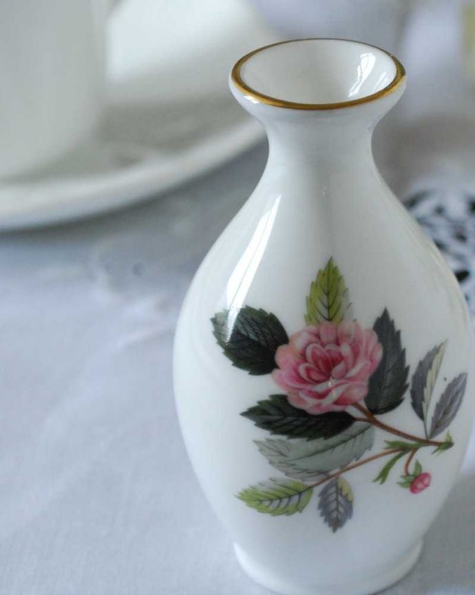アンティーク 陶磁器の雑貨　アンティーク雑貨　ウェッジウッドのハサウェイローズ、アンティークフラワーベース（一輪挿し）。普段の生活に華を添えてくれるアンティークガーデニングの国、イギリスらしい花器。(k-3462-z)