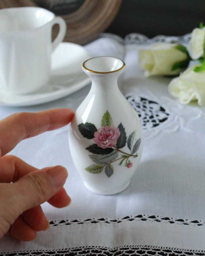 アンティーク 陶磁器の雑貨　アンティーク雑貨　ウェッジウッドのハサウェイローズ、アンティークフラワーベース（一輪挿し）。置くだけでも絵になる美しさ何も入れなくても、陶磁器なので中が見えずに絵になるアイテムなんです。(k-3462-z)