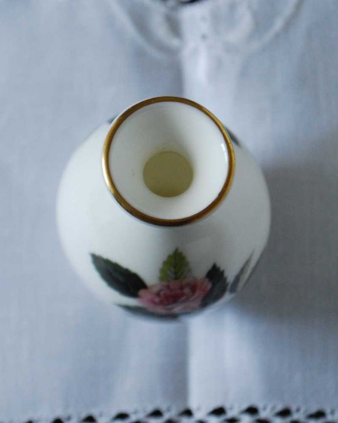 アンティーク 陶磁器の雑貨　アンティーク雑貨　ウェッジウッドのハサウェイローズ、アンティークフラワーベース（一輪挿し）。上から見るとこんな感じです。(k-3462-z)