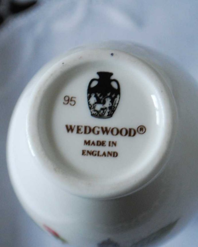 アンティーク 陶磁器の雑貨　アンティーク雑貨　ウェッジウッドのハサウェイローズ、アンティークフラワーベース（一輪挿し）。裏側にポーセリンマーク製造メーカー保証の意味がこもった窯印、こんなポーセリンマークがあります。(k-3462-z)