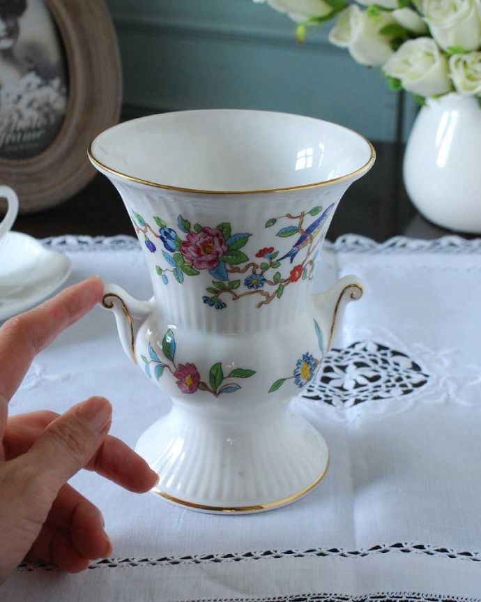 アンティーク 陶磁器の雑貨 アンティーク雑貨 エインズレイのペンブロック、アンティークフラワーベース(ペントレイ)。置くだけでも絵になる美しさ何も入れなくても、陶磁器なので中が見えずに絵になるアイテムなんです。(k-3463-z)