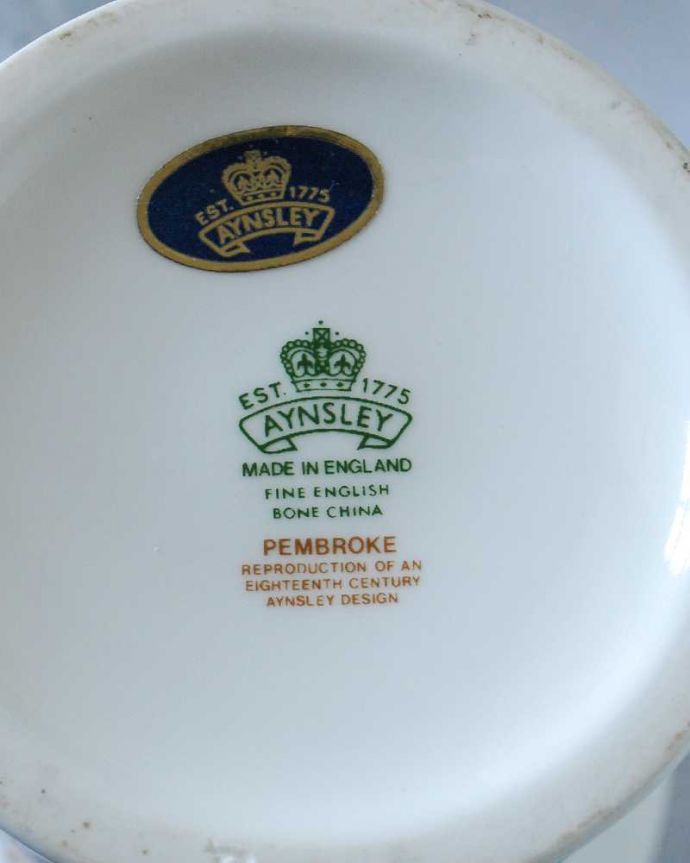 アンティーク 陶磁器の雑貨 アンティーク雑貨 エインズレイのペンブロック、アンティークフラワーベース(ペントレイ)。裏側にポーセリンマーク製造メーカー保証の意味がこもった窯印、こんなポーセリンマークがあります。(k-3463-z)