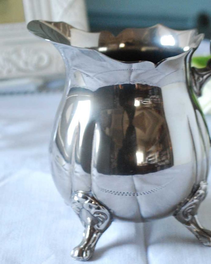 アンティーク シルバー製 アンティーク雑貨 イギリスの銀食器、アンティークシルバーの脚付きで持ち手も豪華なミルクポット。お茶の時間に欠かせないミルクピッチャーミルクティーが大好きな英国人が作ったシルバーのミルクピッチャーは、たっぷりミルクが注げるようにサイズが大きめです。(k-3466-z)