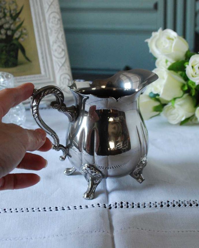アンティーク シルバー製 アンティーク雑貨 イギリスの銀食器、アンティークシルバーの脚付きで持ち手も豪華なミルクポット。持ち手もしっかり付いています昔と同じようにミルクを入れて使うのはもちろん使い方は自由自在。(k-3466-z)