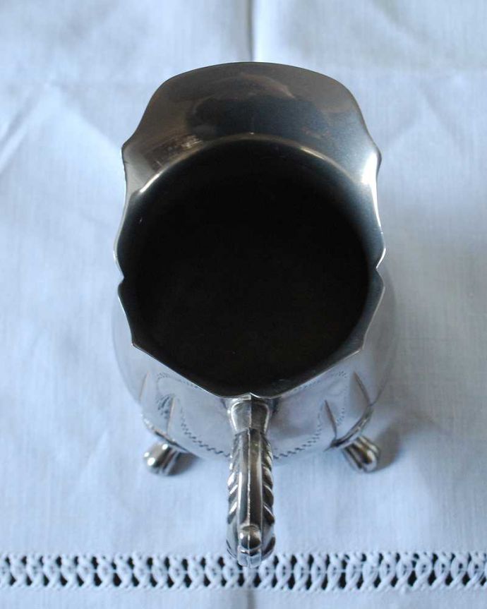 アンティーク シルバー製 アンティーク雑貨 イギリスの銀食器、アンティークシルバーの脚付きで持ち手も豪華なミルクポット。上から見るとこんな感じですアンティークなので多少のキズやカケがある場合はありますが、使用上問題はありませんのでご了承下さい。(k-3466-z)