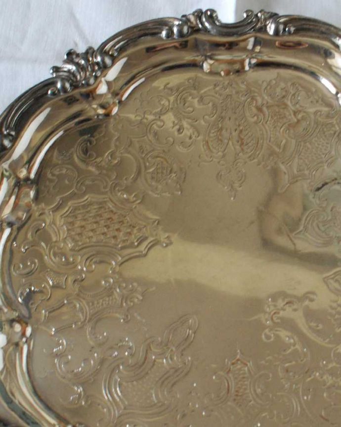 アンティーク シルバー製 アンティーク雑貨 優雅な装飾が美しいアンティークシルバープレートのサルヴァ(銀盆) 。オトナの輝きを放つアンティークのサルヴァ全体に美しいエングレーヴィング(彫金)が施されているアンティークのサルヴァ。(k-3473-z)