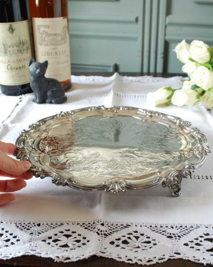 アンティーク シルバー製 アンティーク雑貨 優雅な装飾が美しいアンティークシルバープレートのサルヴァ(銀盆) 。使いやすい小さなサイズのトレイいろんなもの乗せて使えるトレイ。(k-3473-z)