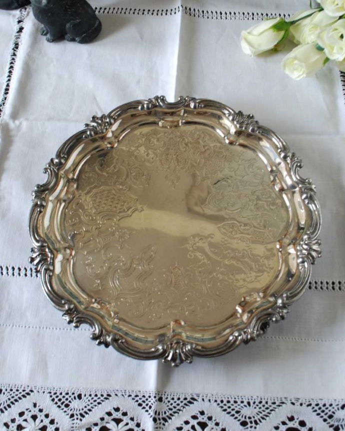 アンティーク シルバー製 アンティーク雑貨 優雅な装飾が美しいアンティークシルバープレートのサルヴァ(銀盆) 。上から見るとこんな感じですアンティークなので多少のキズ・汚れがある場合がありますが、使用上問題はありませんので、ご了承下さい。(k-3473-z)