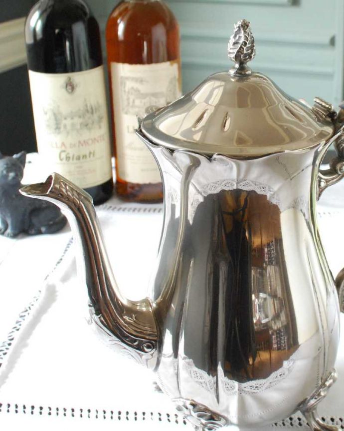 アンティーク シルバー製 アンティーク雑貨 英国のティータイムが優雅になる、アンティークシルバープレートのティーポット。実際に使えるシルバーのポットヨーロッパでは価値あるアイテムの一つであるシルバーアイテム。(k-3474-z)