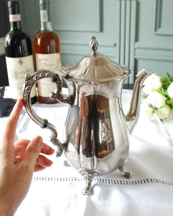 アンティーク シルバー製 アンティーク雑貨 英国のティータイムが優雅になる、アンティークシルバープレートのティーポット。自宅でも特別な食事の時間が楽しめますティータイムや、お家パーティーで活躍してくれます。(k-3474-z)