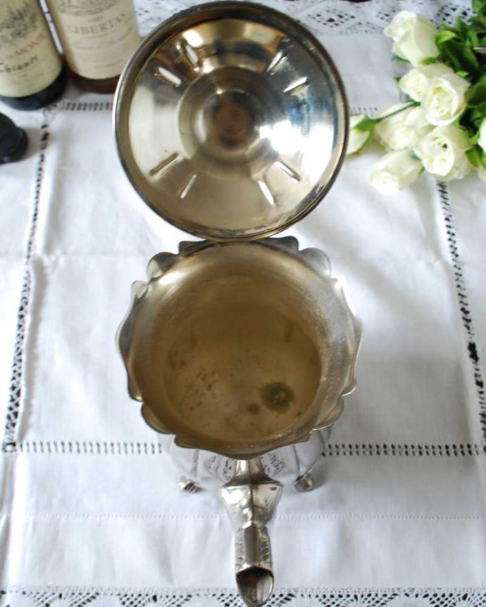 アンティーク シルバー製 アンティーク雑貨 英国のティータイムが優雅になる、アンティークシルバープレートのティーポット。上から見るとこんな感じですアンティークなので多少のキズやカケがある場合はありますが、使用上問題はありませんのでご了承下さい。(k-3474-z)