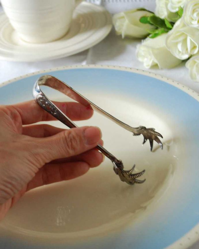 アンティーク シルバー製　アンティーク雑貨　ビクトリア時代に人気のデザイン、英国シルバーの鳥の足が美しいアンティークシュガートング。ちゃんと使えますアンティークシルバーの上品な輝きをお楽しみ下さい。(k-3481-z)