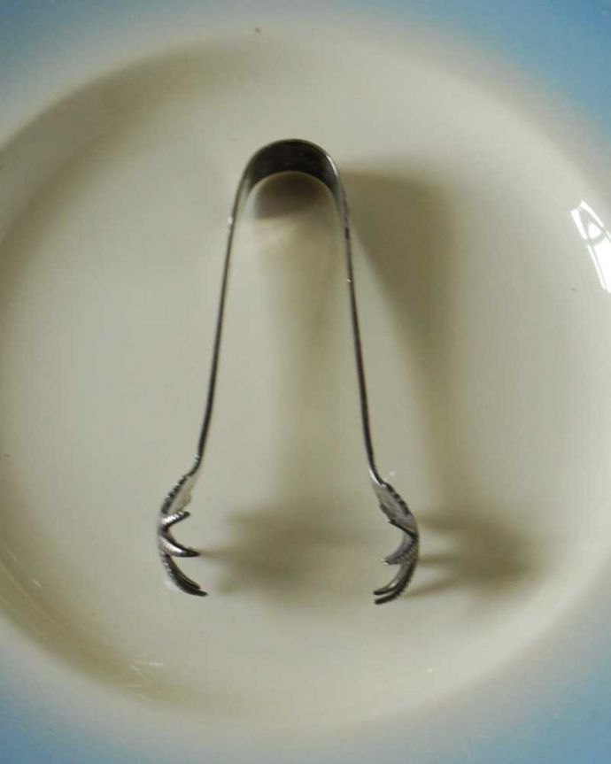 アンティーク シルバー製　アンティーク雑貨　ビクトリア時代に人気のデザイン、英国シルバーの鳥の足が美しいアンティークシュガートング。上から見るとこんな形ですアンティークなので多少のキズやカケがある場合はありますが、使用上問題はありませんのでご了承下さい。(k-3481-z)