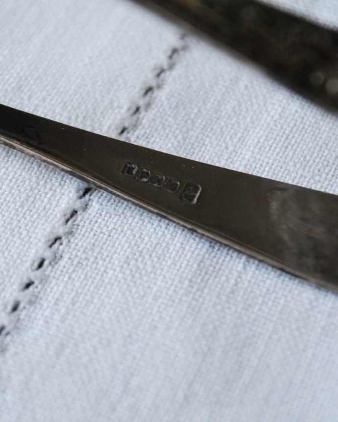 アンティーク シルバー製　アンティーク雑貨　ビクトリア時代に人気のデザイン、英国シルバーの鳥の足が美しいアンティークシュガートング。裏側には品質の証刻印が入っています。(k-3481-z)