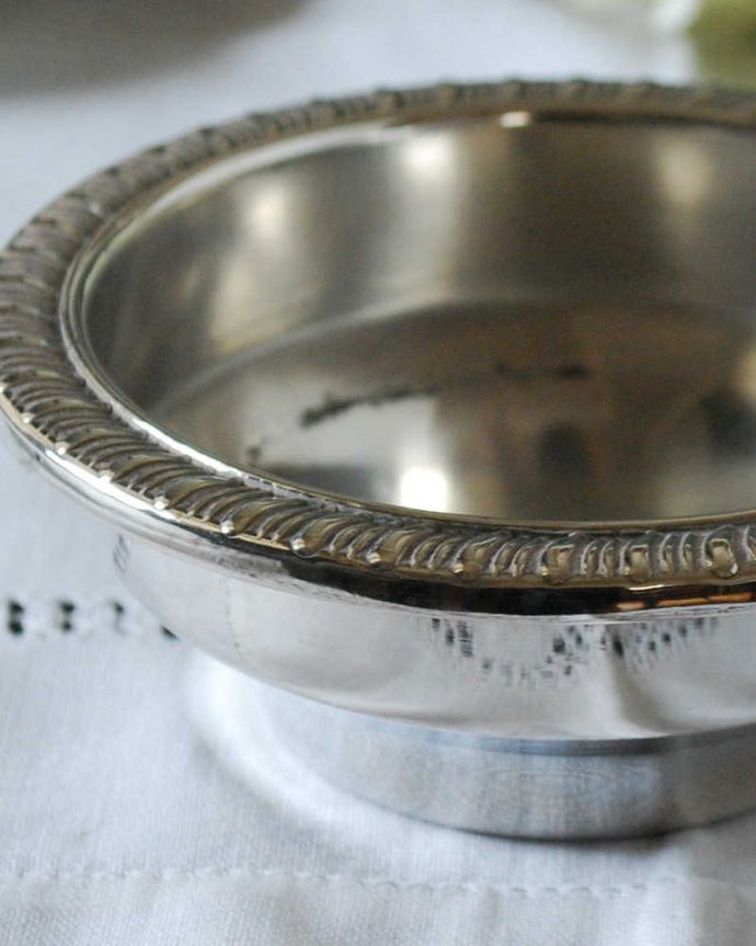 アンティーク シルバー製 アンティーク雑貨 英国輸入の上品な輝きを放つアンティークシルバーのプレート(トレイ)。テーブルがパッと華やかに繊細で美しい装飾が入っています。(k-3485-z)