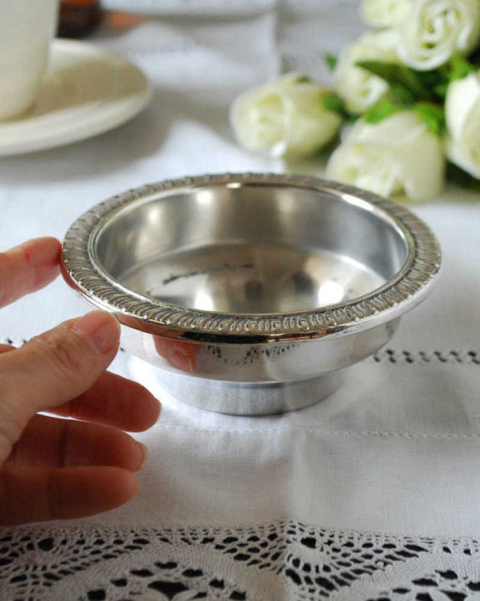 アンティーク シルバー製 アンティーク雑貨 英国輸入の上品な輝きを放つアンティークシルバーのプレート(トレイ)。小さなサイズが可愛い何個でも集めたくなっちゃう手のひらサイズ。(k-3485-z)