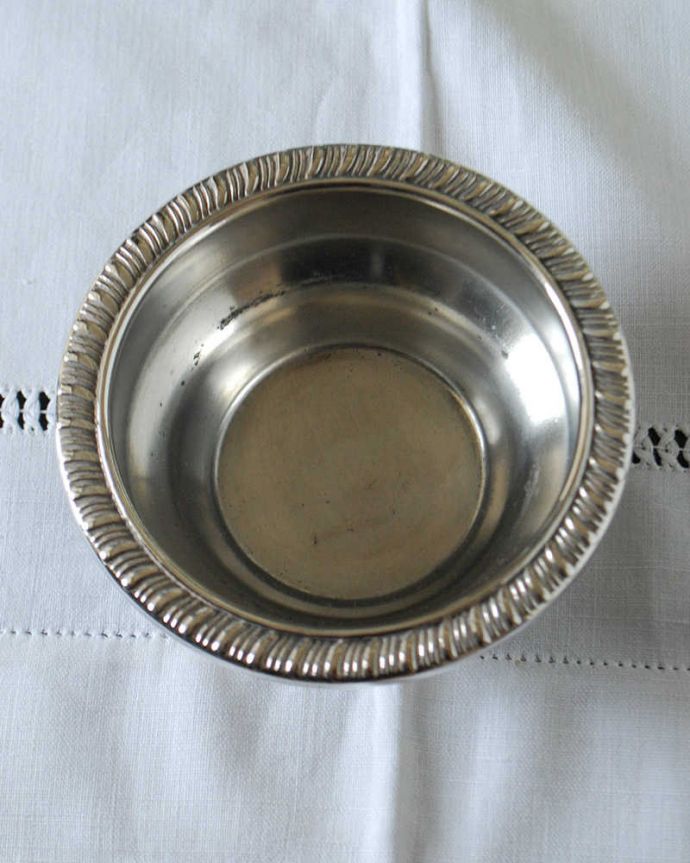 アンティーク シルバー製 アンティーク雑貨 英国輸入の上品な輝きを放つアンティークシルバーのプレート(トレイ)。上から見るとこんな形アンティークなので多少のキズやカケがある場合はありますが、使用上問題はありませんのでご了承下さい。(k-3485-z)