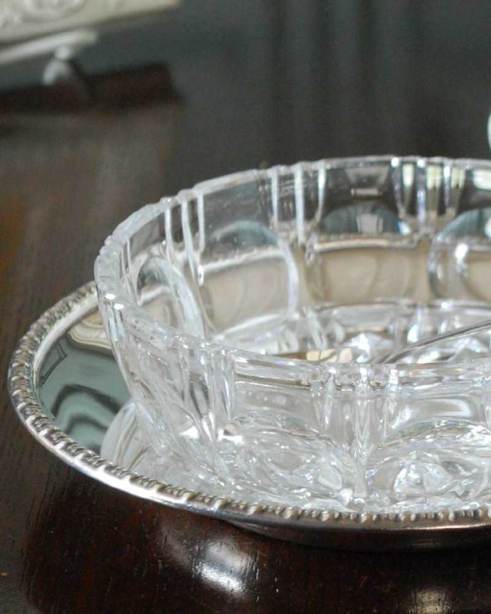 アンティーク シルバー製　アンティーク雑貨　英国で出会ったアンティークシルバープレートのデザートセット。テーブルがパッと華やかにシルバーとプレスドグラスのキラキラ同士のコンビ。(k-3498-z)