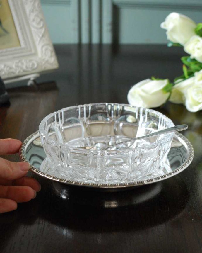 アンティーク シルバー製　アンティーク雑貨　英国で出会ったアンティークシルバープレートのデザートセット。大きさはコレくらい食卓で使うのはもちろん、自分だけの使い方を楽しんで下さい。(k-3498-z)