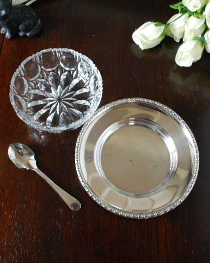 アンティーク シルバー製　アンティーク雑貨　英国で出会ったアンティークシルバープレートのデザートセット。上から見るとこんな形アンティークなので多少のキズやカケがある場合はありますが、使用上問題はありませんのでご了承下さい。(k-3498-z)