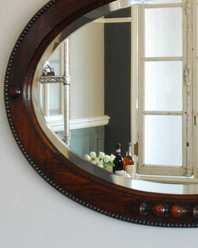 アンティーク ミラー(鏡) アンティーク雑貨 英国の重厚でかっこいい木製フレーム付きのアンティークミラー。アンティークらしい独特のデザイン華やかなデザインのアンティークのミラーは、覗き込む度に女性だったら誰もがワクワクしちゃう美しいデザインが一番の魅力です。(k-3501-z)