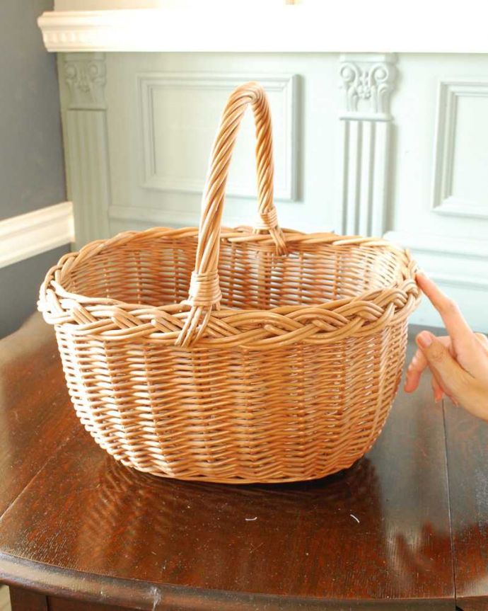 アンティーク その他の雑貨　アンティーク雑貨　しっかりと編まれたシングルハンドルのイギリスアンティークバスケット。持ち手を腕にかけて持つためのデザイン持ち手を腕に引っ掛けて持つため用のデザインです。(k-3507-z)