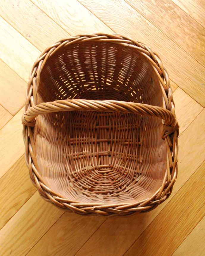 アンティーク その他の雑貨　アンティーク雑貨　しっかりと編まれたシングルハンドルのイギリスアンティークバスケット。中を見てみると･･･アンティークなので多少のキズ・汚れがある場合があります。(k-3507-z)