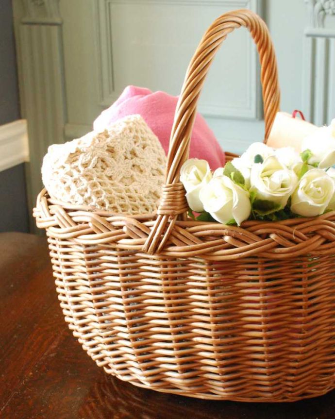 アンティーク その他の雑貨　アンティーク雑貨　しっかりと編まれたシングルハンドルのイギリスアンティークバスケット。毎日、お買い物に使われていたバスケット冷蔵庫もスーパーも車もなかった時代に、女性が持って帰れる分だけお買い物できるように作られたバスケット。(k-3507-z)