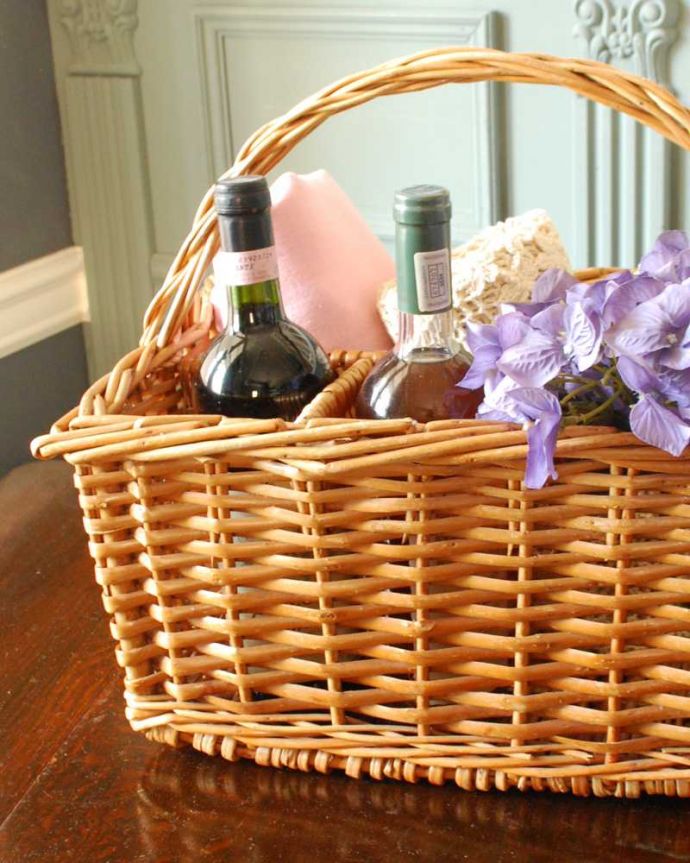 アンティーク その他の雑貨 アンティーク雑貨 イギリスで見つけたボトルも入れる事ができる、お洒落なアンティークバスケット。毎日、お買い物に使われていたバスケット冷蔵庫もスーパーも車もなかった時代に、女性が持って帰れる分だけお買い物できるように作られたバスケット。(k-3511-z)