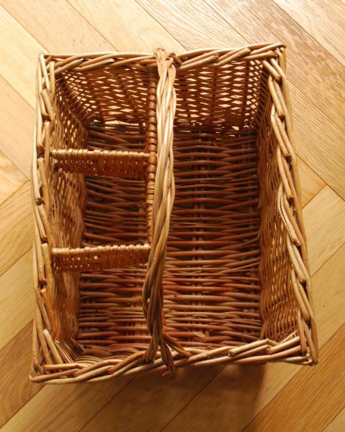 アンティーク その他の雑貨 アンティーク雑貨 イギリスで見つけたボトルも入れる事ができる、お洒落なアンティークバスケット。中を見てみると・・・アンティークなので多少のキズ・汚れがある場合があります。(k-3511-z)