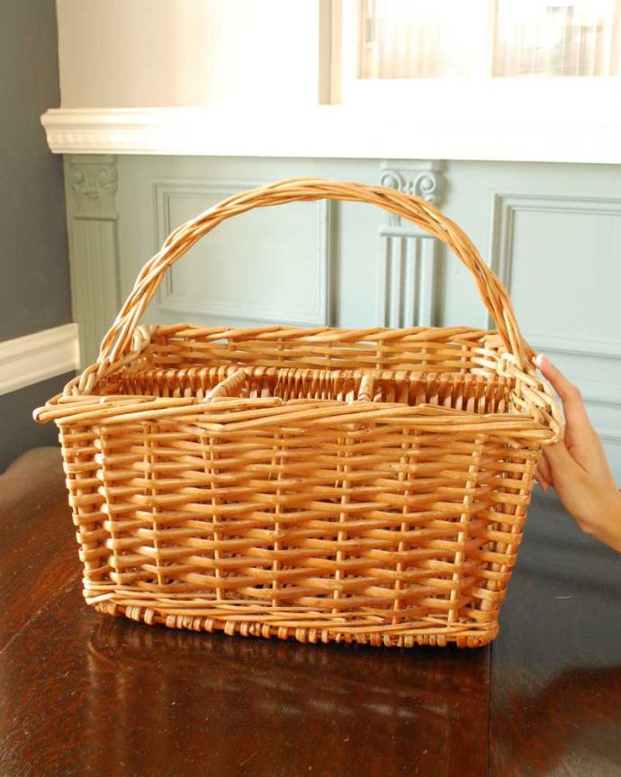 アンティーク その他の雑貨 アンティーク雑貨 イギリスで見つけたボトルも入れる事ができる、お洒落なアンティークバスケット。持ち手を握って持つためのデザイン深い形をしたバスケットは持ち手を握って持つため用のデザインです。(k-3511-z)