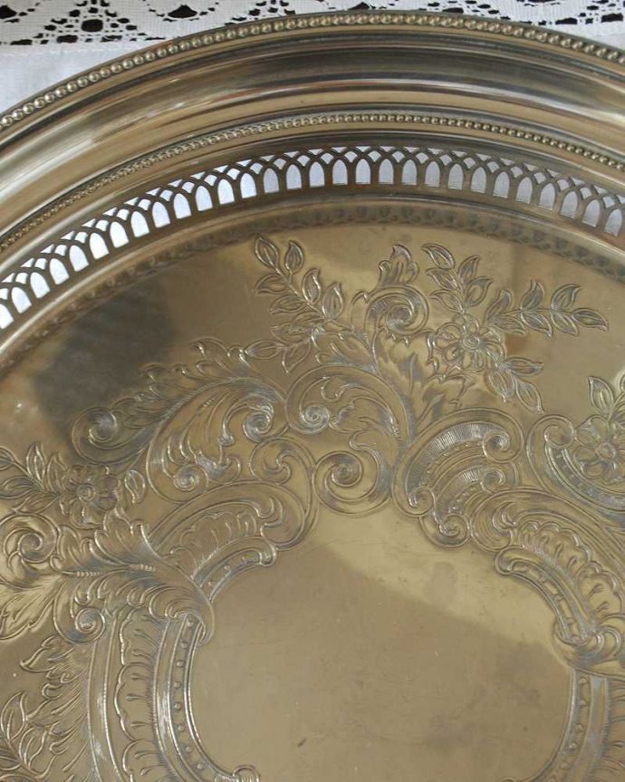 アンティーク シルバー製 アンティーク雑貨 イギリスで見つけたアンティークシルバープレートのギャラリートレイ 。オトナの輝きを放つアンティークのサルヴァ全体に美しいエングレーヴィング(彫金)が施されているアンティークのサルヴァ。(k-3515-z)