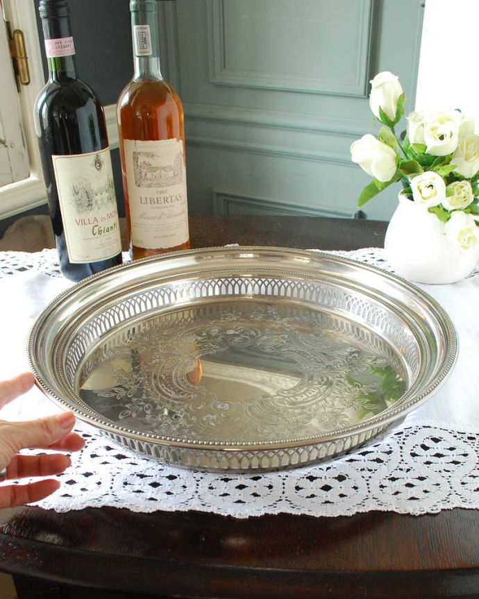 アンティーク シルバー製 アンティーク雑貨 イギリスで見つけたアンティークシルバープレートのギャラリートレイ 。たっぷり乗せれる大きめサイズいろんなもの乗せて使える大きなトレイ。(k-3515-z)