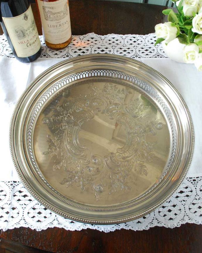 アンティーク シルバー製 アンティーク雑貨 イギリスで見つけたアンティークシルバープレートのギャラリートレイ 。上から見るとこんな感じですアンティークなので多少のキズ・汚れがある場合がありますが、使用上問題はありませんので、ご了承下さい。(k-3515-z)