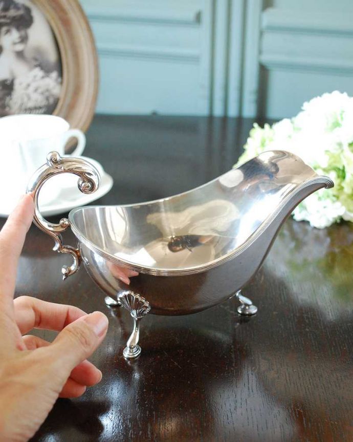 アンティーク シルバー製 アンティーク雑貨 ハンドルの曲線も美しいアンティーク シルバープレートのソースポット。持ち手もしっかり付いています昔と同じようにソースを入れて使うのはもちろん使い方は自由自在。(k-3525-z)