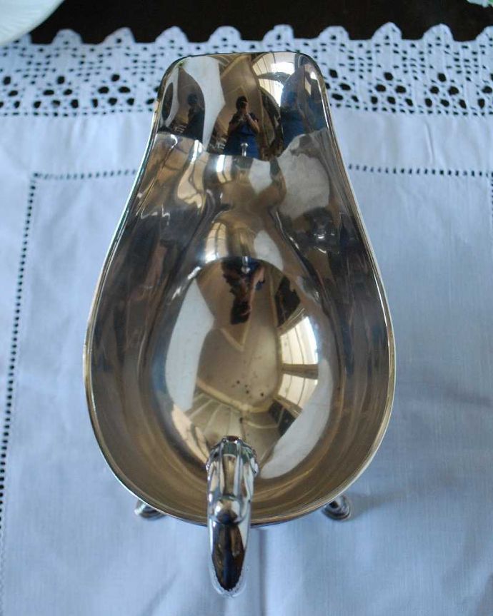 アンティーク シルバー製 アンティーク雑貨 ハンドルの曲線も美しいアンティーク シルバープレートのソースポット。上から見るとこんな感じですアンティークなので多少のキズやカケがある場合はありますが、使用上問題はありませんのでご了承下さい。(k-3525-z)