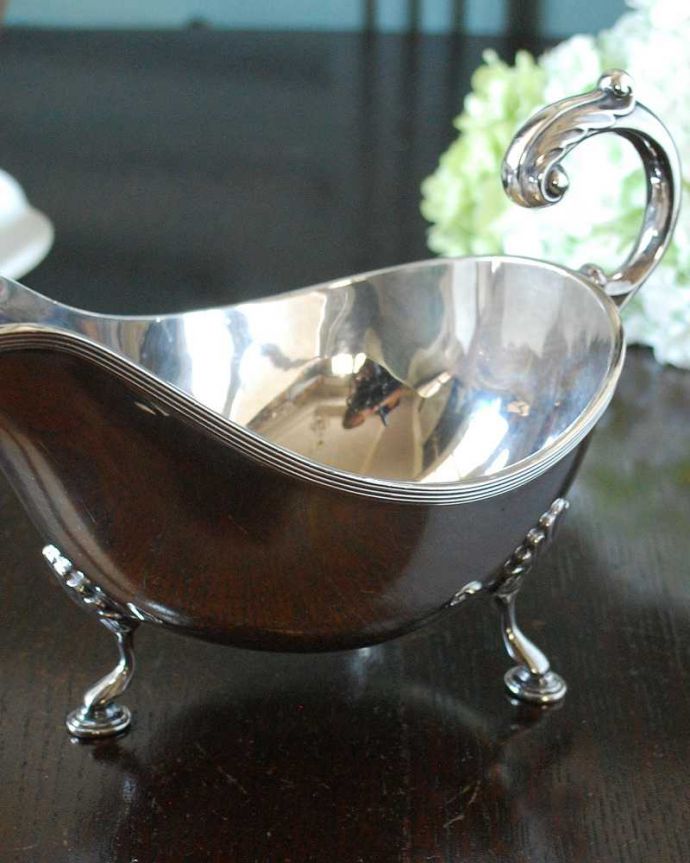 アンティーク シルバー製 アンティーク雑貨 ハンドルの曲線も美しいアンティーク シルバープレートのソースポット。食卓を華やかにしてくれる器日本ではあまり見かけないソースポットですが、意外にもいろんなものを入れて便利に使えます。(k-3525-z)