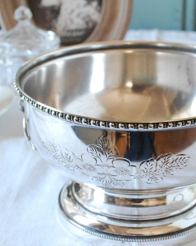 アンティーク シルバー製　アンティーク雑貨　お花の装飾が華やかな英国のアンティークシルバープレートのフィンガーボウル。テーブルがパッと華やかに繊細で美しい装飾が入っています。(k-3527-z)