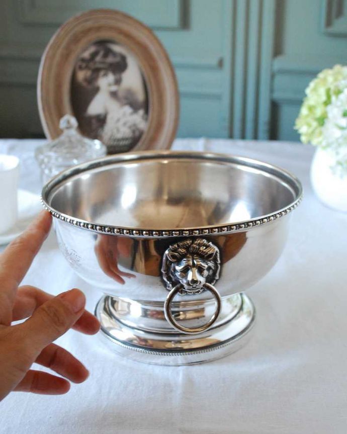 アンティーク シルバー製　アンティーク雑貨　お花の装飾が華やかな英国のアンティークシルバープレートのフィンガーボウル。小さなサイズが可愛いシュガーボウルにしたり、小物入れにしたり使い方は自由です。(k-3527-z)