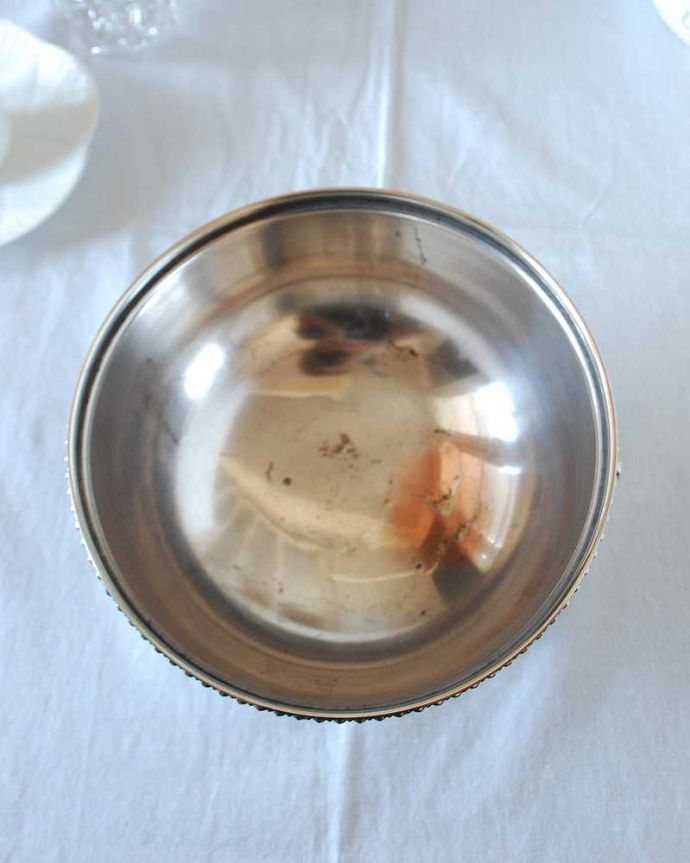 アンティーク シルバー製　アンティーク雑貨　お花の装飾が華やかな英国のアンティークシルバープレートのフィンガーボウル。上から見るとこんな形アンティークなので多少のキズやカケがある場合はありますが、使用上問題はありませんのでご了承下さい。(k-3527-z)