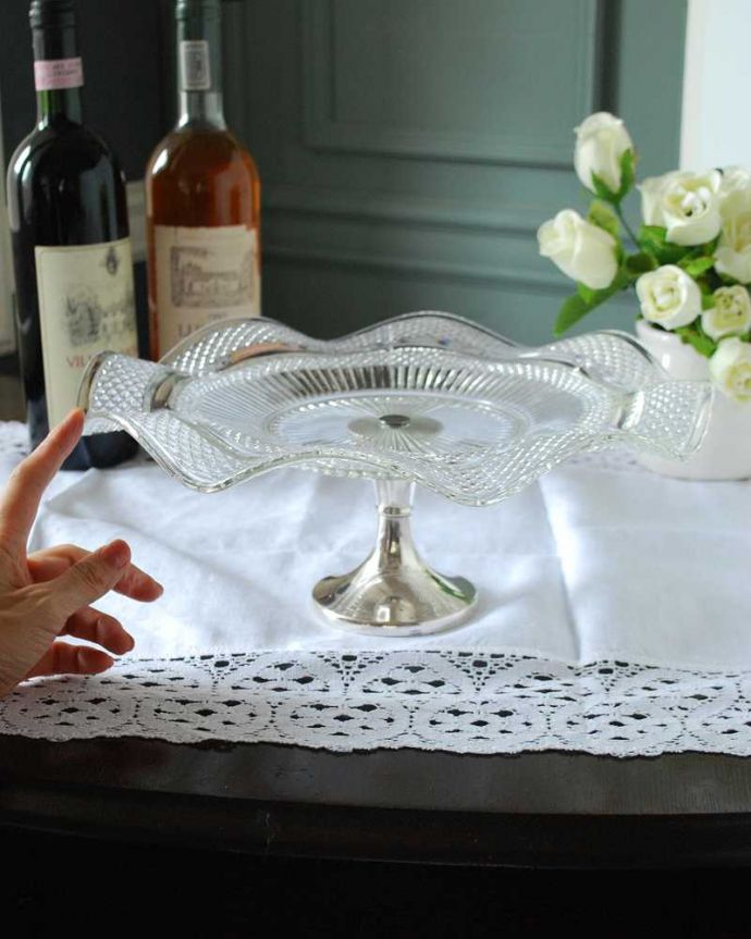 アンティーク 雑貨のガラス小物　アンティーク雑貨　アンティークシルバー×ガラスの優雅なコンポート（プレスドグラス）。たっぷり乗せて使えますフルーツはもちろん、アクセサリーを置いたり朝食のパンやおやつ、お菓子など、いろんな使い方で楽しんで下さい。(k-3538-z)