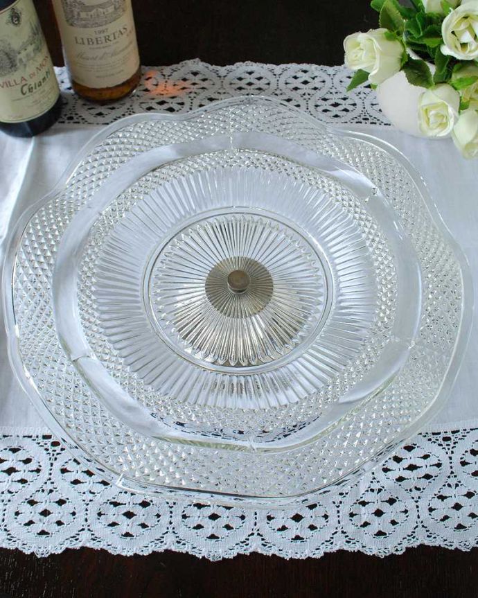 アンティーク 雑貨のガラス小物　アンティーク雑貨　アンティークシルバー×ガラスの優雅なコンポート（プレスドグラス）。上から見ると美しいデザインアンティークのため、多少の欠け・傷がある場合がありますが、使用上問題はありませんので、ご了承下さい。(k-3538-z)